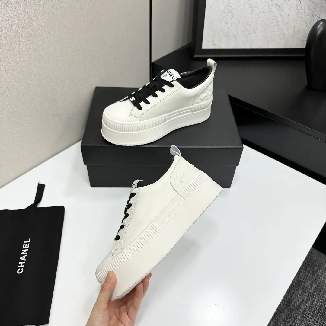 👟👟Ex-factory price 560👟👟Chanel Panda Shoes! 2025 counter's top casual sports shoes. This classic design; the upper is electro-embroidered with a variety of techniques; the outsole is fashionable and sporty; the unusual inclusion of a variety of color matching elements... The diversified mix and match is very good-looking and versatile, and can be used for leisure, fashion, sports, and outdoor... ꫛꫀꪝ Go➫ Materials: ❶Upper made of: original imported first-layer silk cowhide + original waterproof cloth + original first-layer cowhide ❷Inner lining: Breathable mesh ❸ Outsole based on: original TPU combination outsole, full set of boutique packaging for women 35–41